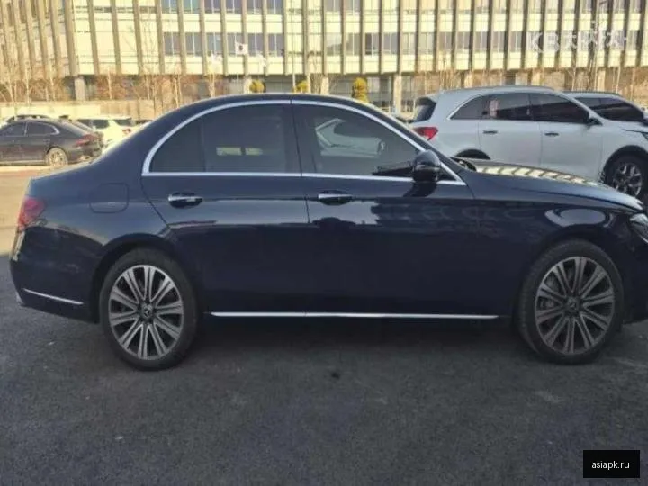 Mercedes-Benz E-Class 2