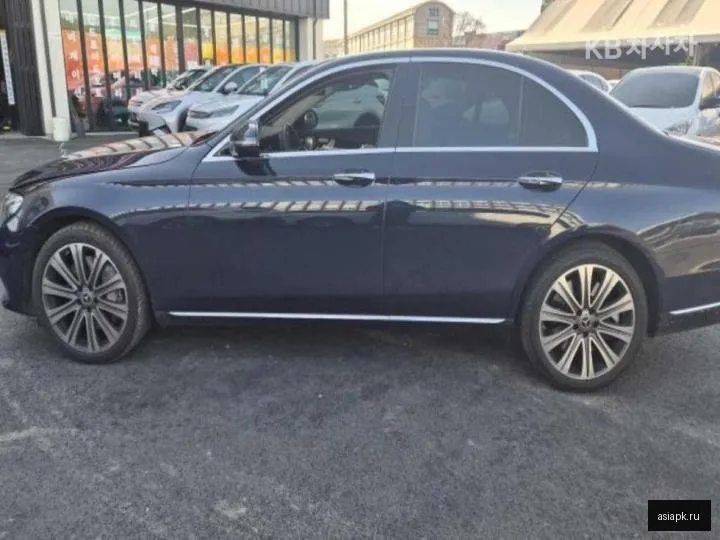 Mercedes-Benz E-Class 3