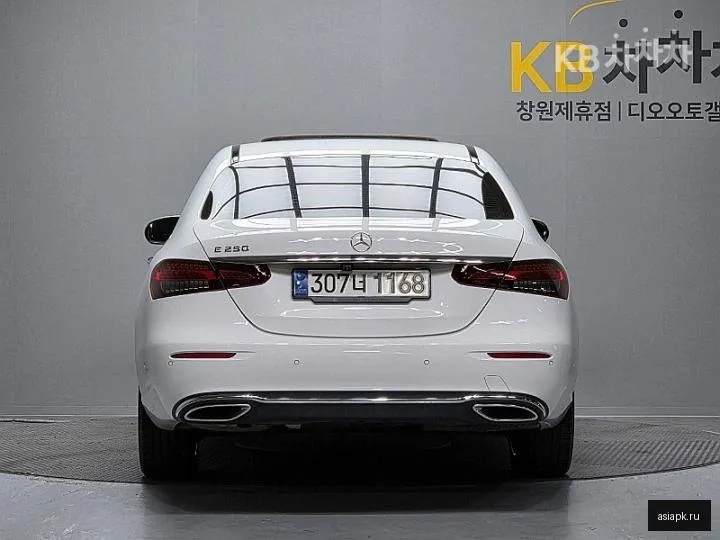 Mercedes-Benz E-Class 4