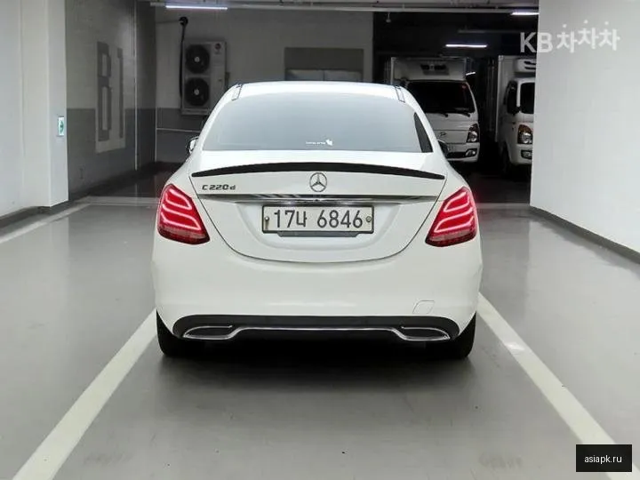 Mercedes-Benz C-Class 3