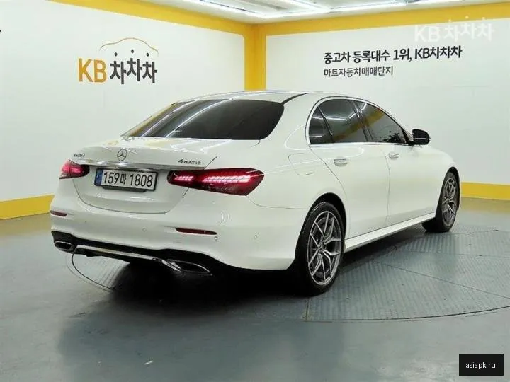Mercedes-Benz E-Class 4