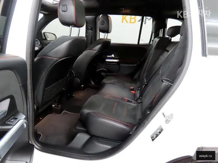Mercedes-Benz GLB-Class 6