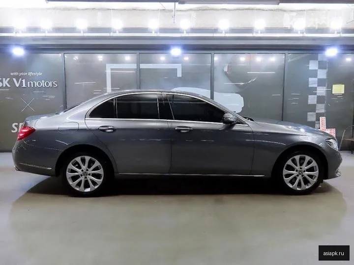 Mercedes-Benz E-Class 3