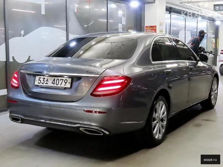 Mercedes-Benz E-Class 4