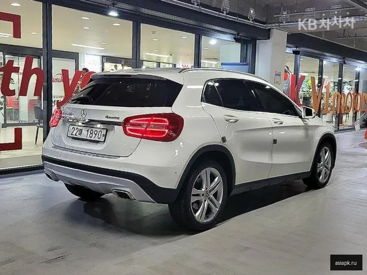 Mercedes-Benz GLA-Class 4
