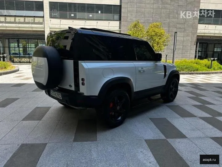 Land Rover Defender 5