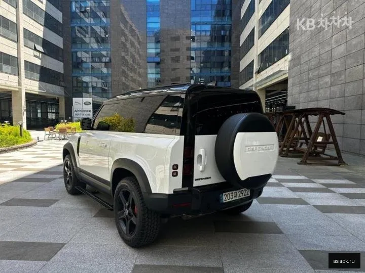 Land Rover Defender 6