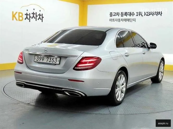 Mercedes-Benz E-Class 4