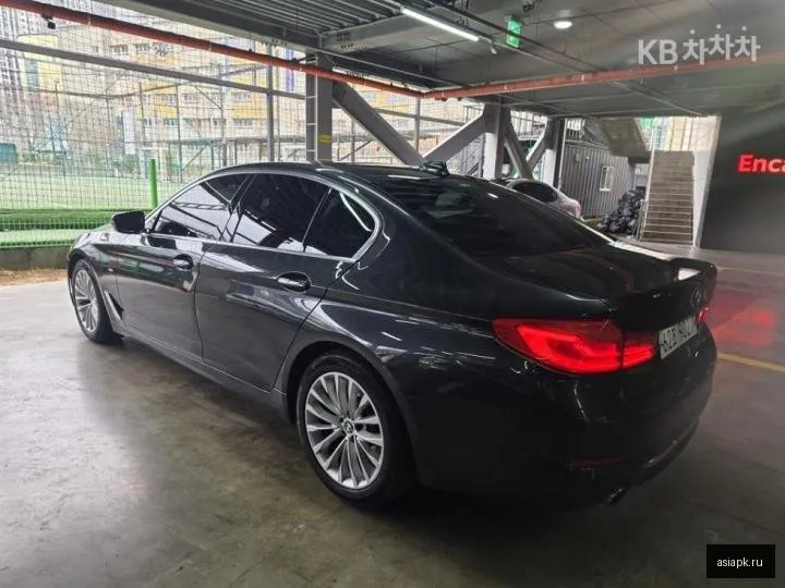 BMW 5-Series 4