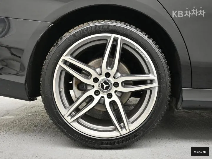 Mercedes-Benz E-Class 5