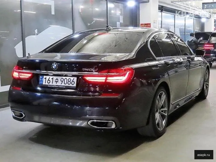 BMW 7-Series 4