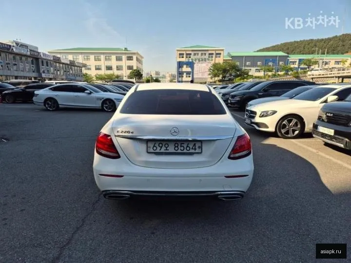 Mercedes-Benz E-Class 3
