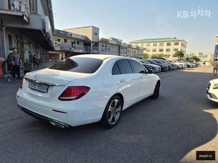 Mercedes-Benz E-Class 4