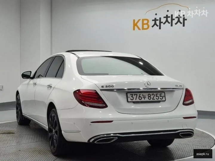 Mercedes-Benz E-Class 2