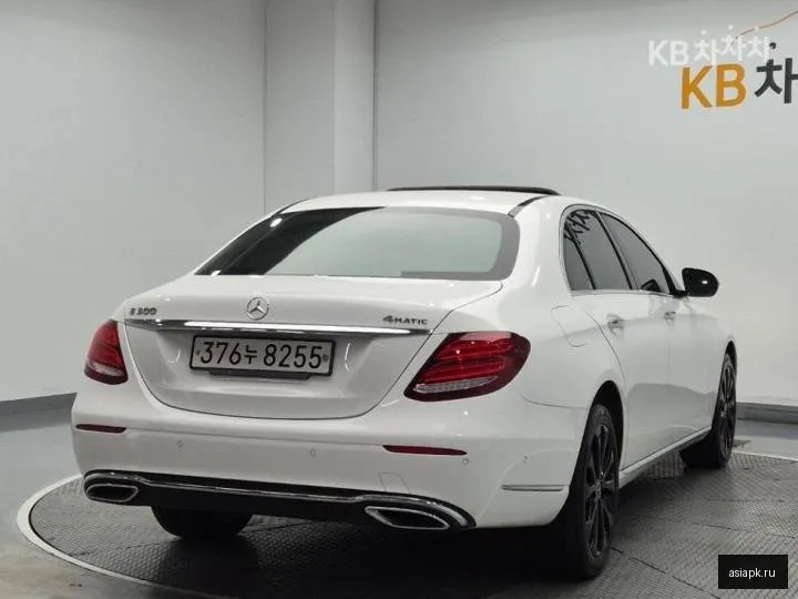 Mercedes-Benz E-Class 3