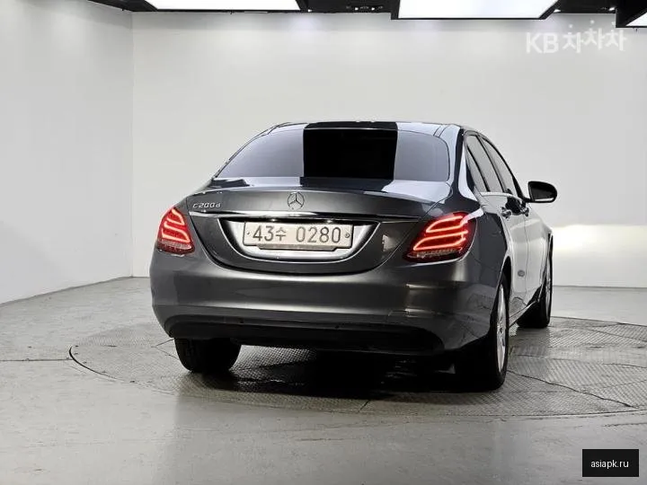 Mercedes-Benz C-Class 3