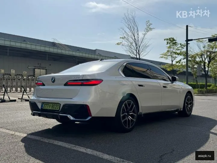 BMW 7-Series 4