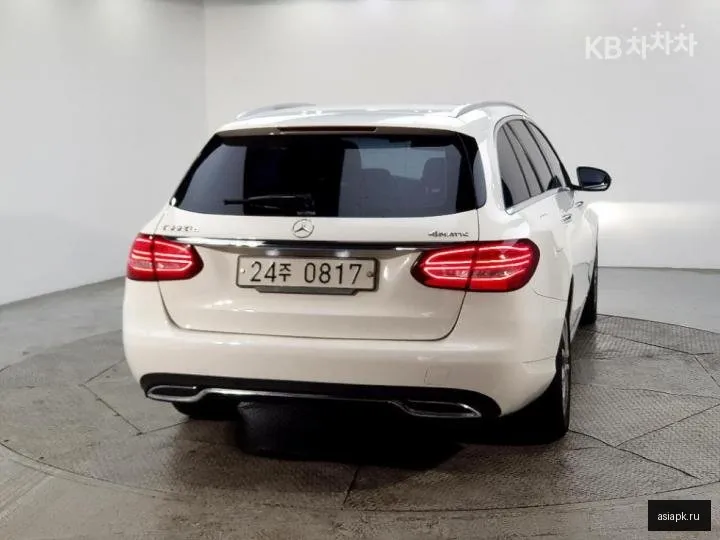 Mercedes-Benz C-Class 3