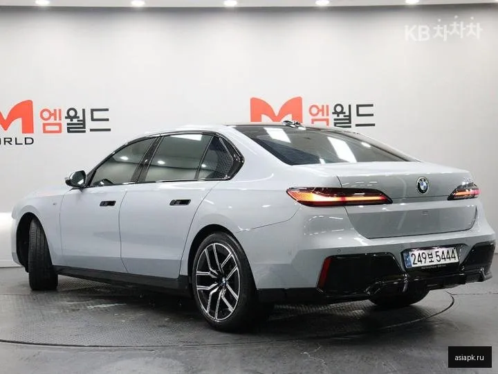 BMW 7-Series 4