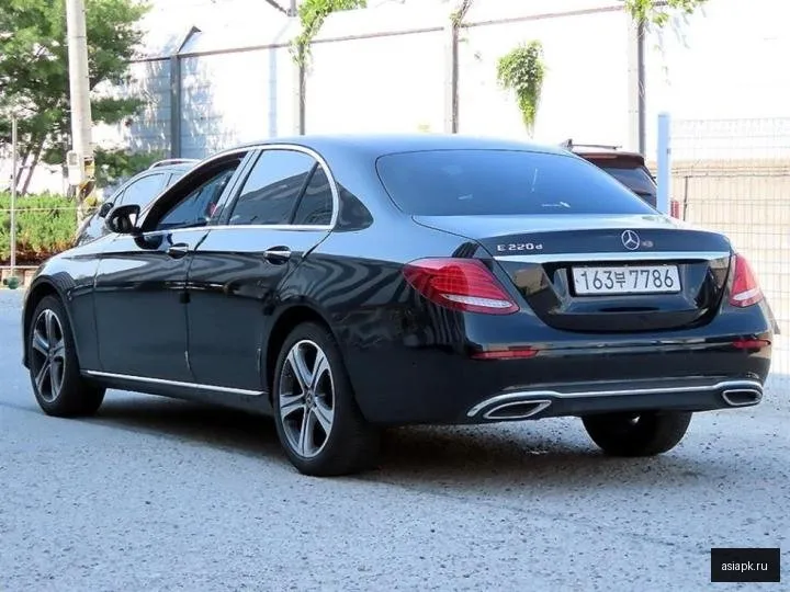 Mercedes-Benz E-Class 3