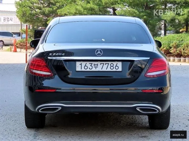 Mercedes-Benz E-Class 4