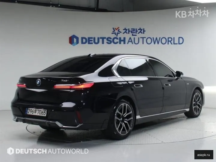 BMW 7-Series 4