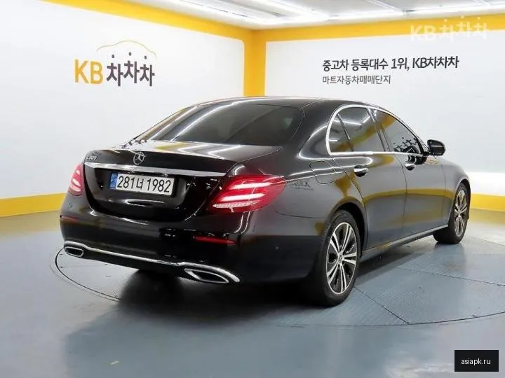 Mercedes-Benz E-Class 4