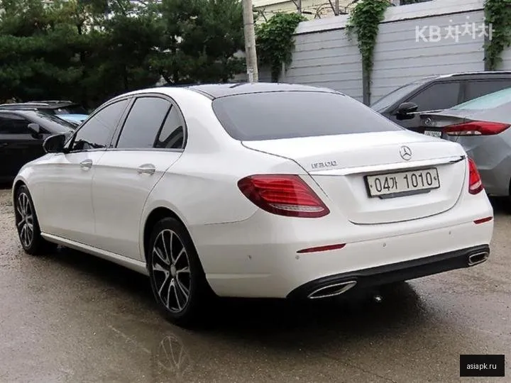 Mercedes-Benz E-Class 3