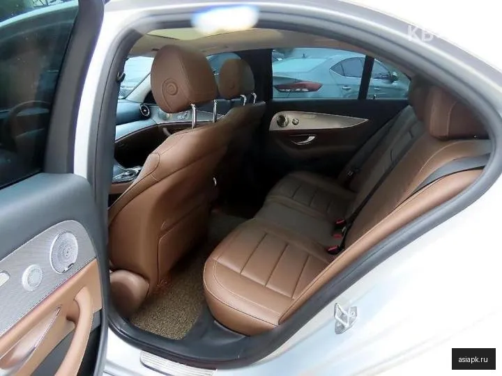 Mercedes-Benz E-Class 6