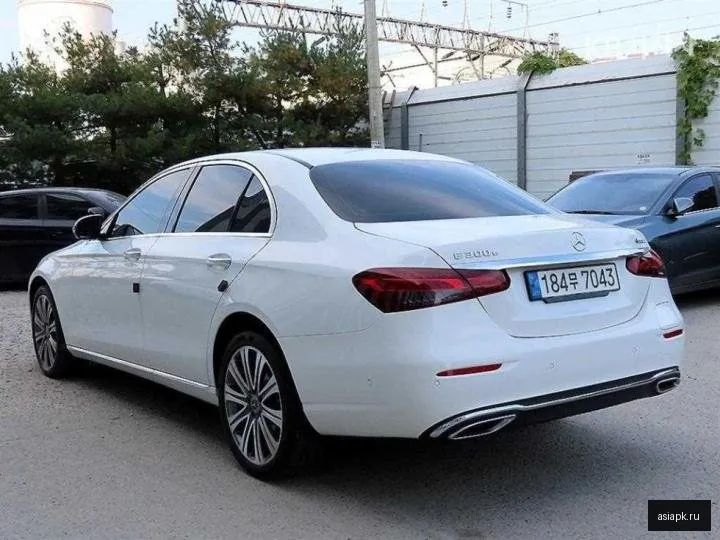 Mercedes-Benz E-Class 3