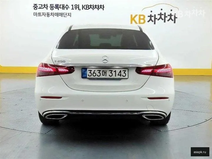 Mercedes-Benz E-Class 3