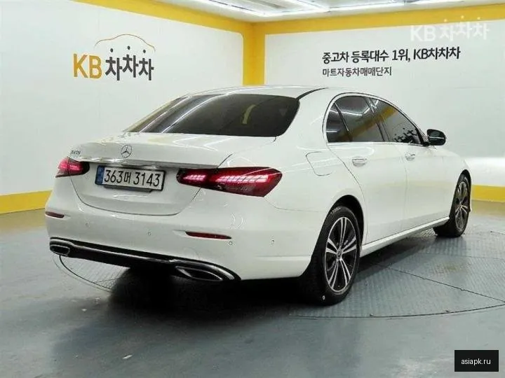 Mercedes-Benz E-Class 4