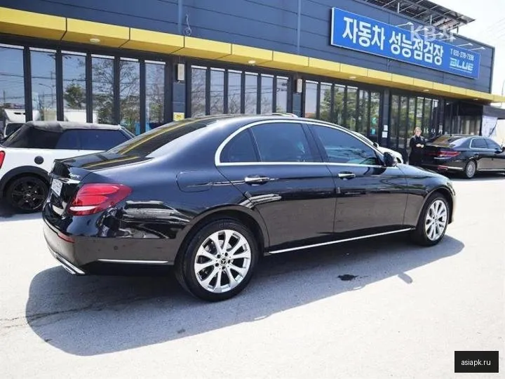 Mercedes-Benz E-Class 3