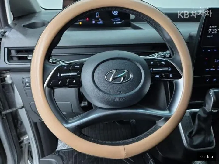 Hyundai Staria 6