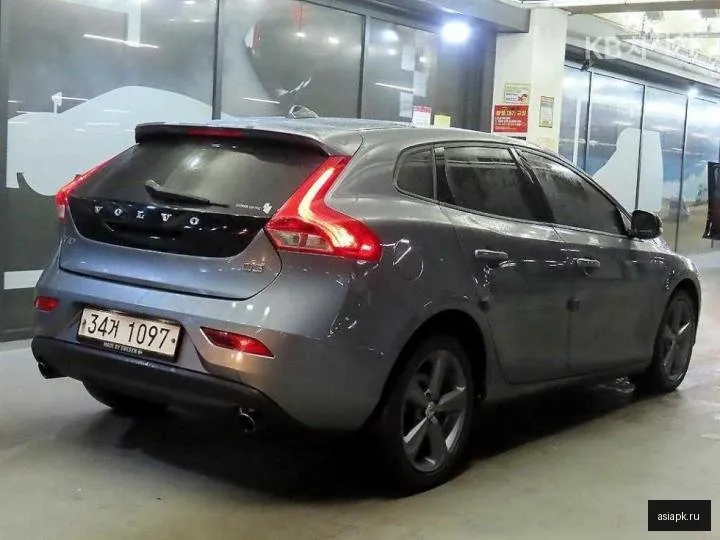 Volvo V40 4