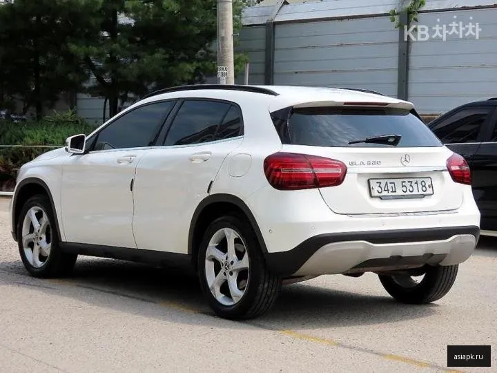 Mercedes-Benz GLA-Class 2