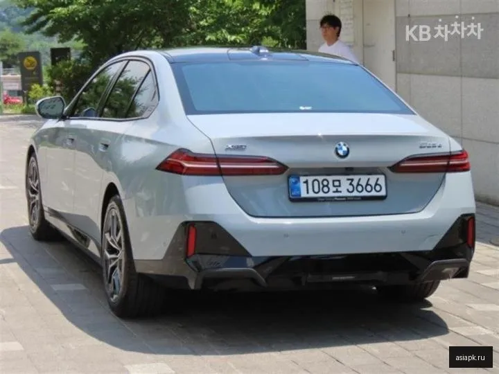 BMW 5-Series 4