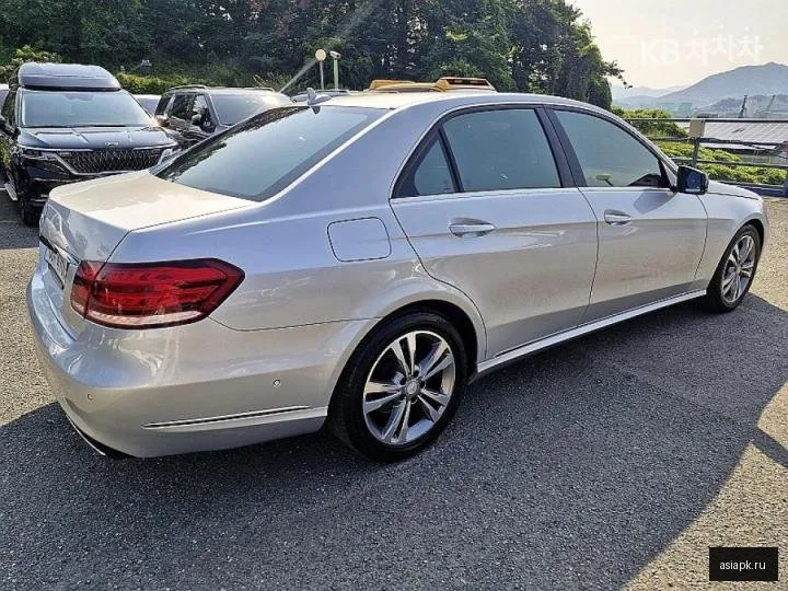 Mercedes-Benz E-Class 5