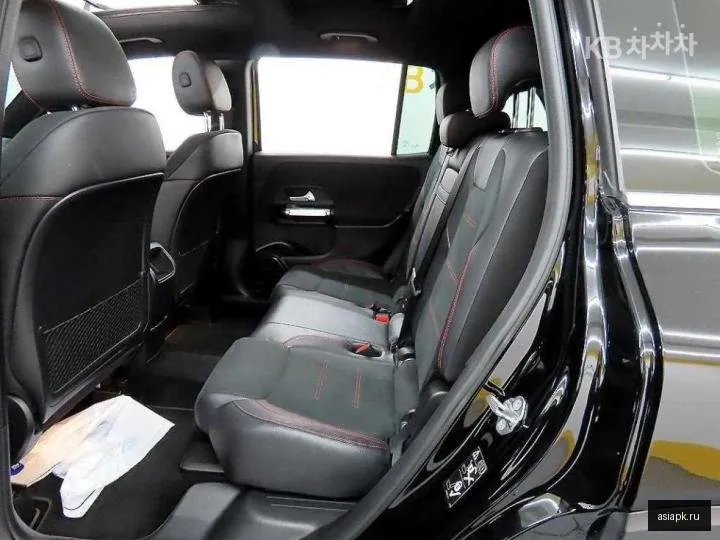 Mercedes-Benz GLB-Class 6