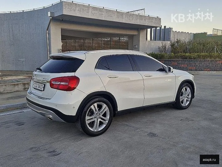 Mercedes-Benz GLA-Class 5