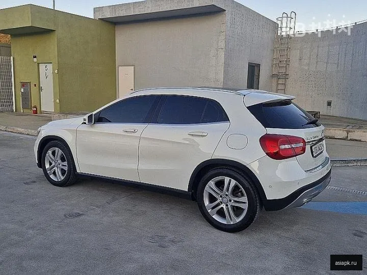 Mercedes-Benz GLA-Class 6