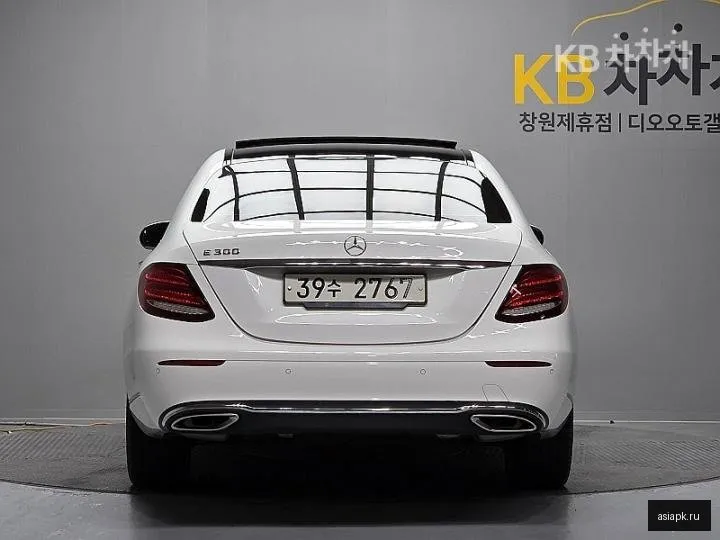 Mercedes-Benz E-Class 4
