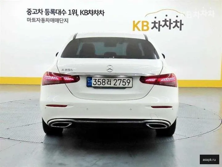 Mercedes-Benz E-Class 3