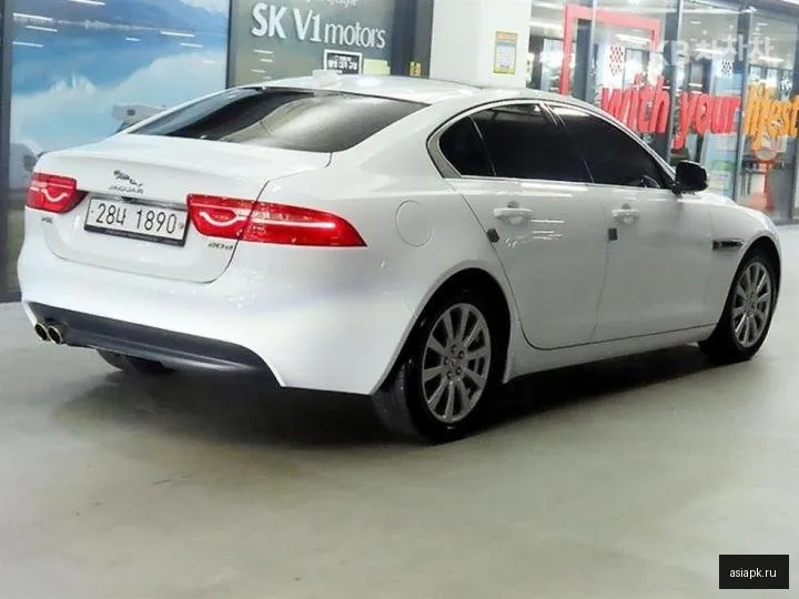 Jaguar XE 4