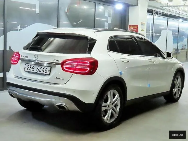 Mercedes-Benz GLA-Class 4