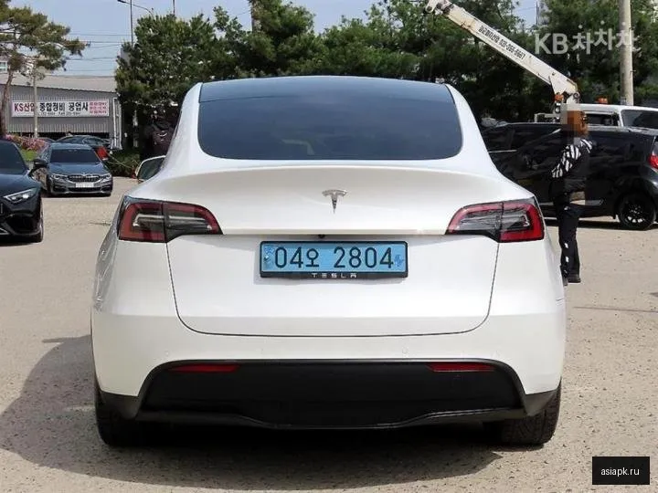 tesla Model Y 4