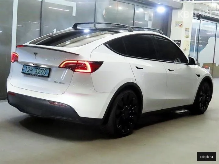 tesla Model Y 4