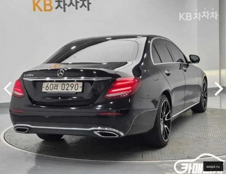 Mercedes-Benz E-Class 4