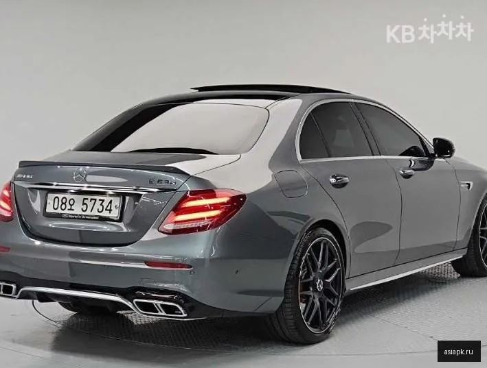 Mercedes-Benz E-Class 4