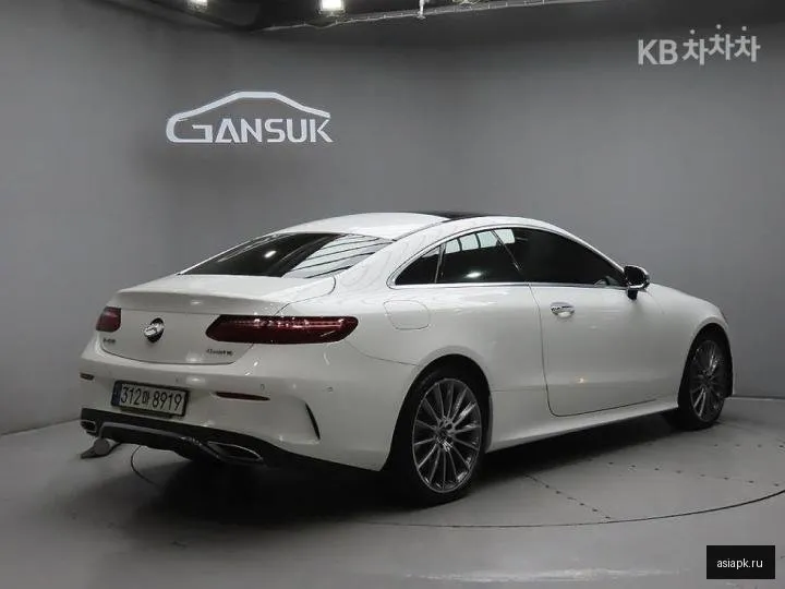 Mercedes-Benz E-Class 4